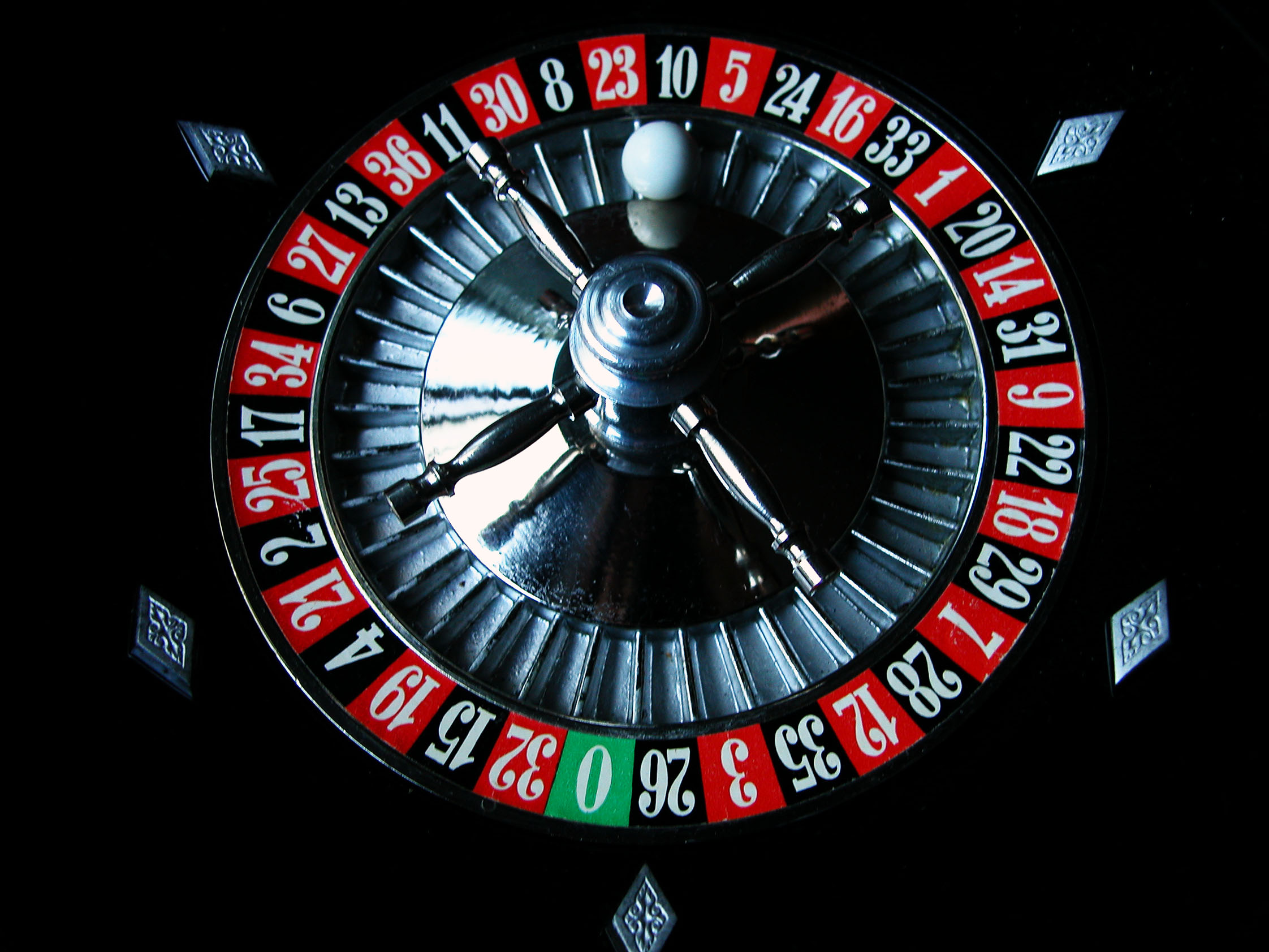 How does casino make money on roulette real money